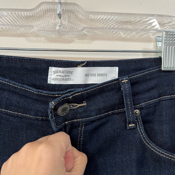 Signature Levi Strauss, mid rise shorts, size 14, 32 waist - Picture 2 of 3